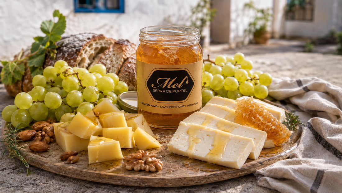 Tábua alentejana com uvas frescas, queijo de cabra curado atabafado, queijo de ovelha curado em pedaços e mel de rosmaninho com favo da Serra de Portel