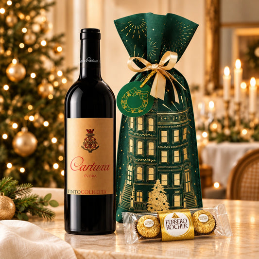 Brinde à Alma Alentejana: garrafa de Cartuxa Tinto, bombons Ferrero Rocher e saco verde de Natal