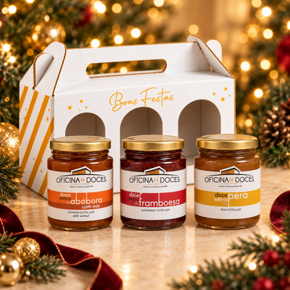 Doces de abóbora com noz, framboesa e pera de Doçuras do Alentejo, diante da caixa de Natal
